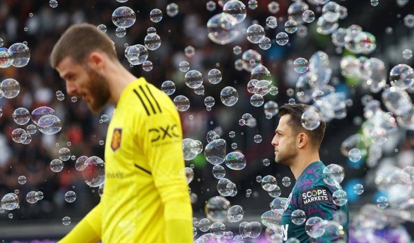 De Gea tiết lộ Ronaldo Messi! 